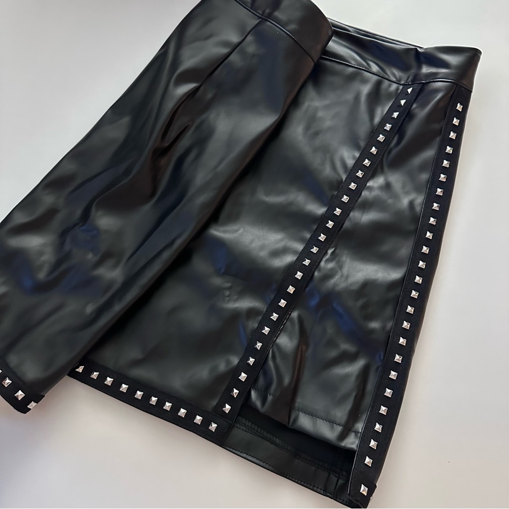 Studded detail asymmetrical hem PU leather skirt in black women’s size 12 - Picture 3 of 7